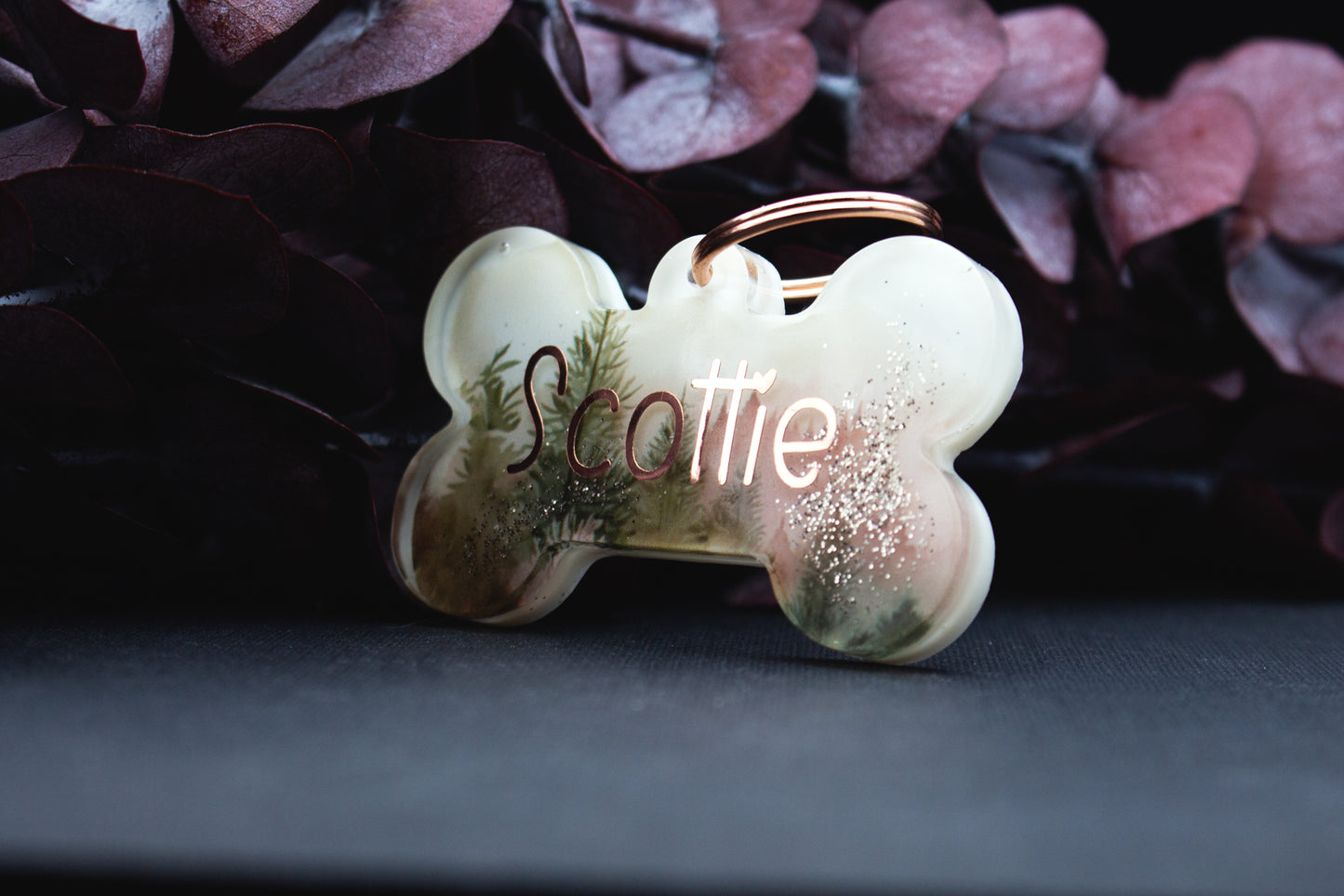 Personalisierte Resin Hundemarke NEBELPFAD mit Tannenwald, Nebelschimmer und Namensbeschriftung in Roségold