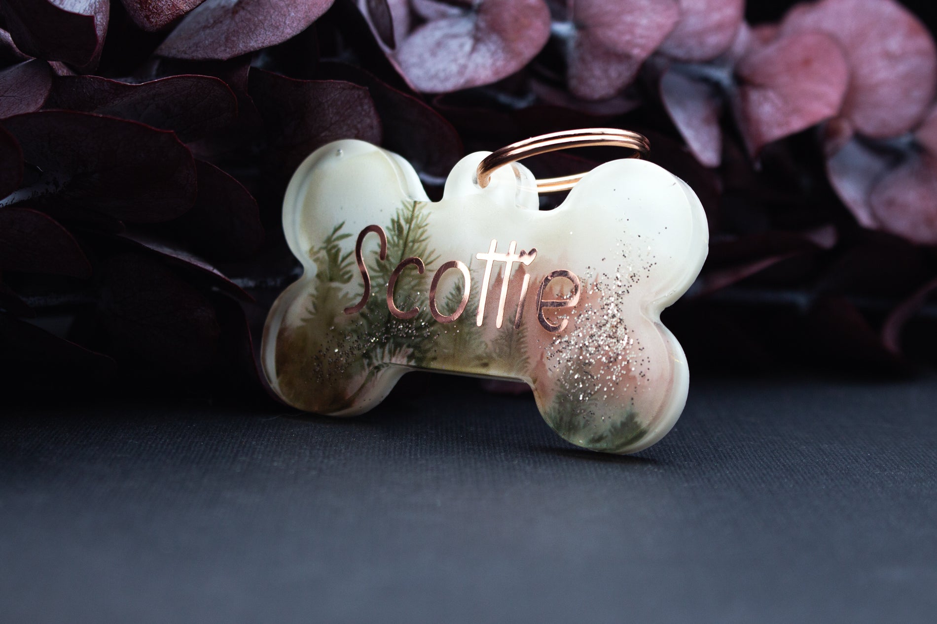 Hundemarke NEBELPFAD aus Resin mit Waldmotiv und Nebeloptik, personalisierbarer Anhänger für Hunde, wetterfestes Unikat