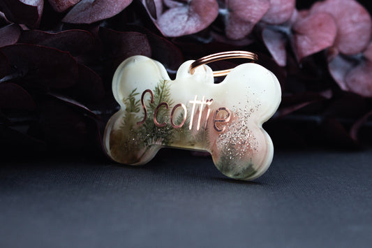 Hundemarke NEBELPFAD aus Resin mit Waldmotiv und Nebeloptik, personalisierbarer Anhänger für Hunde, wetterfestes Unikat