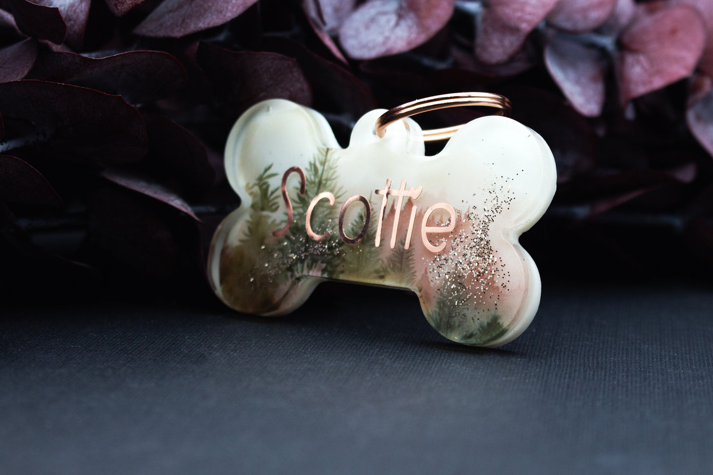 Resin Hundemarke NEBELPFAD mit zartem Naturdesign, Waldsilhouetten und feinem Glitzer, Unikat für Hunde