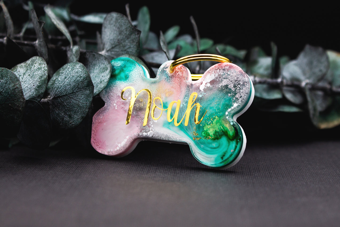 Detailaufnahme Hundemarke PERLENGRUND mit Perlenschimmer, personalisiertem Namen und Schlüsselring