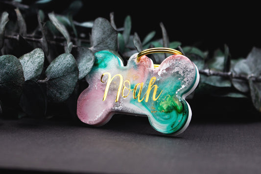 Hundemarke PERLENGRUND aus Resin mit perligem Farbverlauf in Grün und Rosé, personalisierter Hundeanhänger