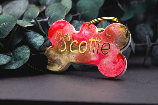 Hundemarke im Knochen-Design in Pink und Olivgrün mit Goldschrift, Resin, glitzernder Farbverlauf