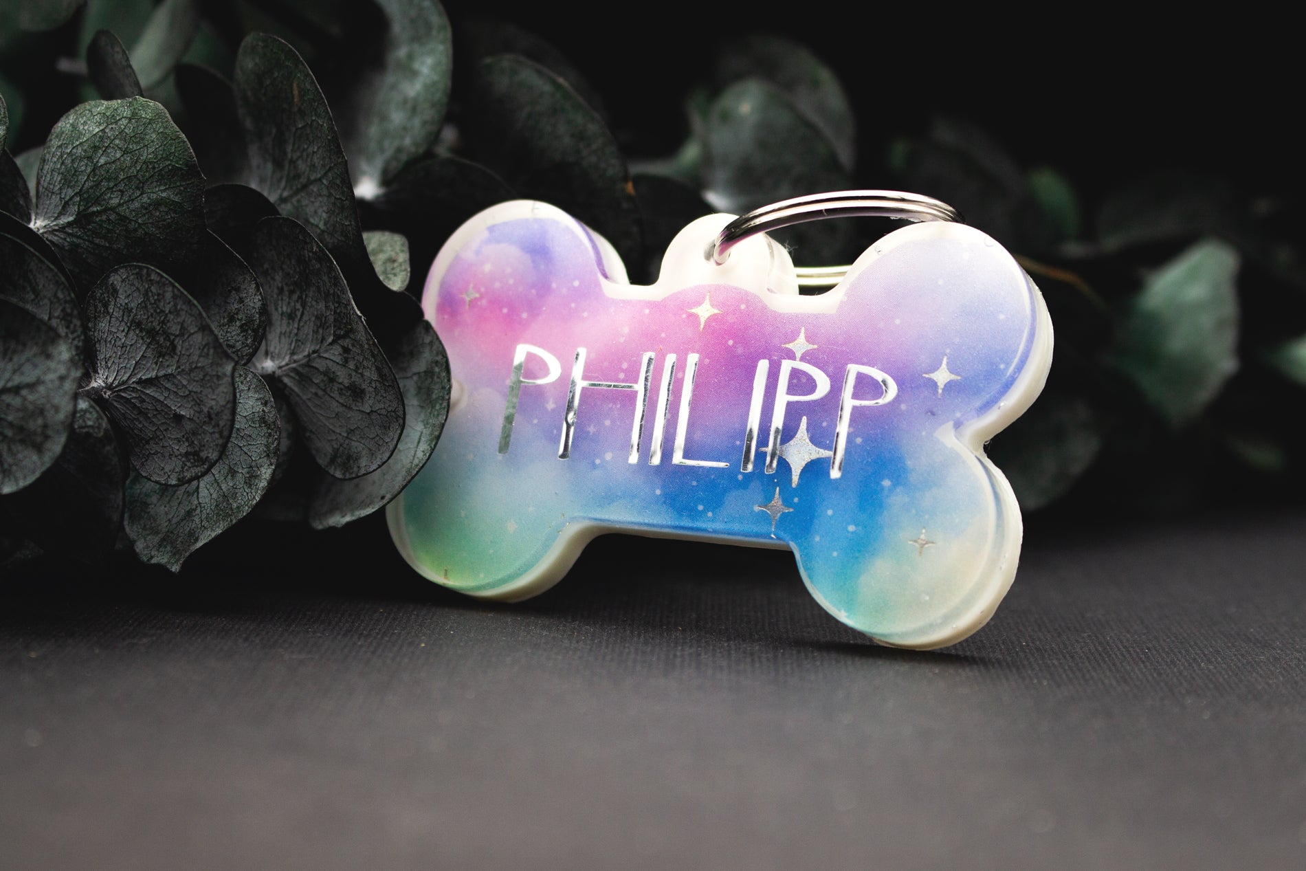 Personalisierte Hundemarke POLARLICHT aus Resin, glitzernde Oberfläche, pastellfarbenes Design