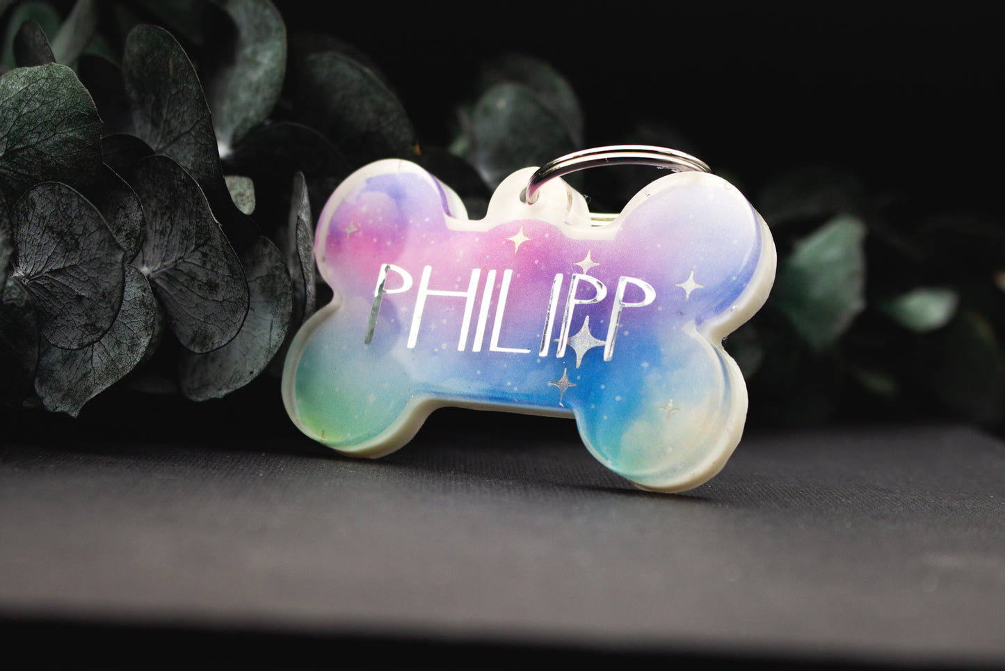 Hundemarke POLARLICHT aus Resin mit pastellfarbenem Farbverlauf in Lila, Türkis und Rosa, glitzerndes Unikat