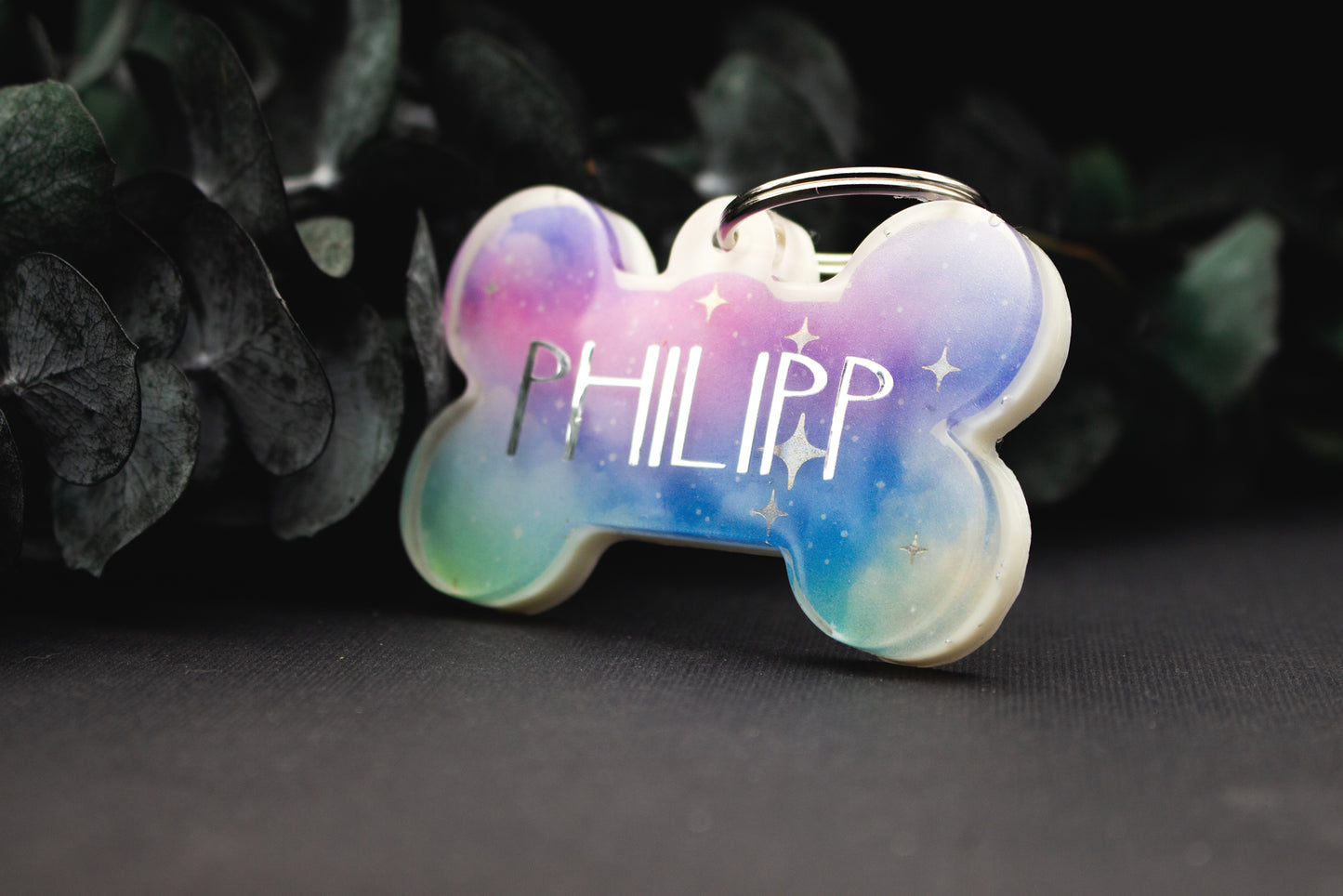 Hundemarke POLARLICHT aus Resin mit pastellfarbenem Farbverlauf in Lila, Türkis und Rosa, glitzerndes Unikat