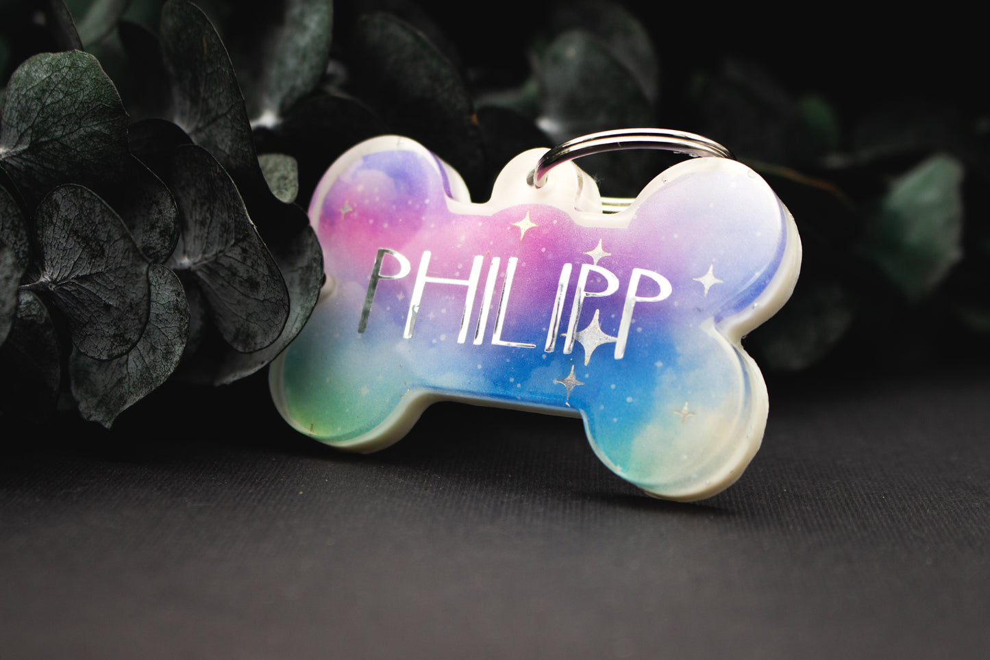 Detailaufnahme der Hundemarke POLARLICHT mit zartem Farbverlauf und feinem Glitzer, Resin