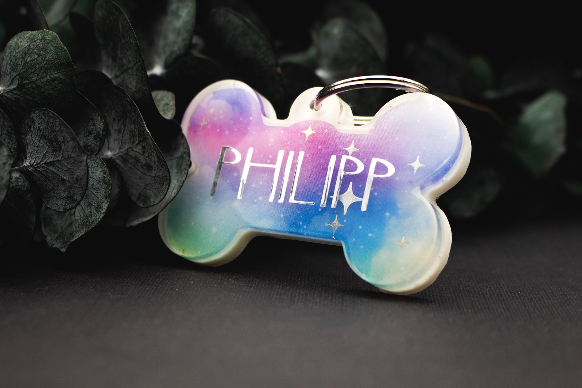 Detailaufnahme der Hundemarke POLARLICHT mit zartem Farbverlauf und feinem Glitzer, Resin