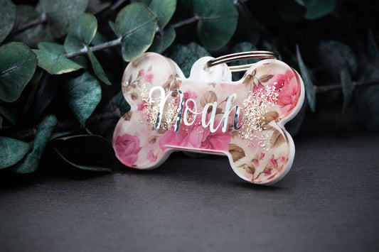Hundemarke im Knochen-Design mit Rosenmuster in Rosa und Creme, Resin, romantisches Design mit Glitzer