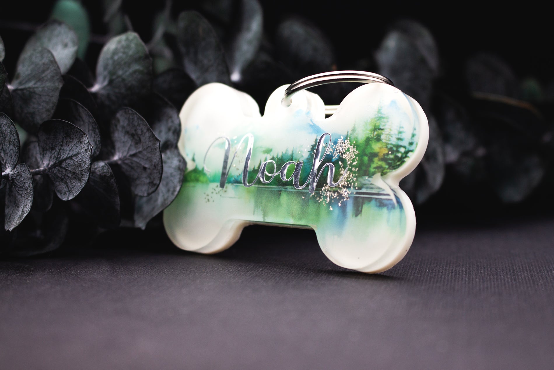 Personalisierte Hundemarke SEENRAUSCH aus Resin mit See und Bäumen, Naturdesign, Unikat