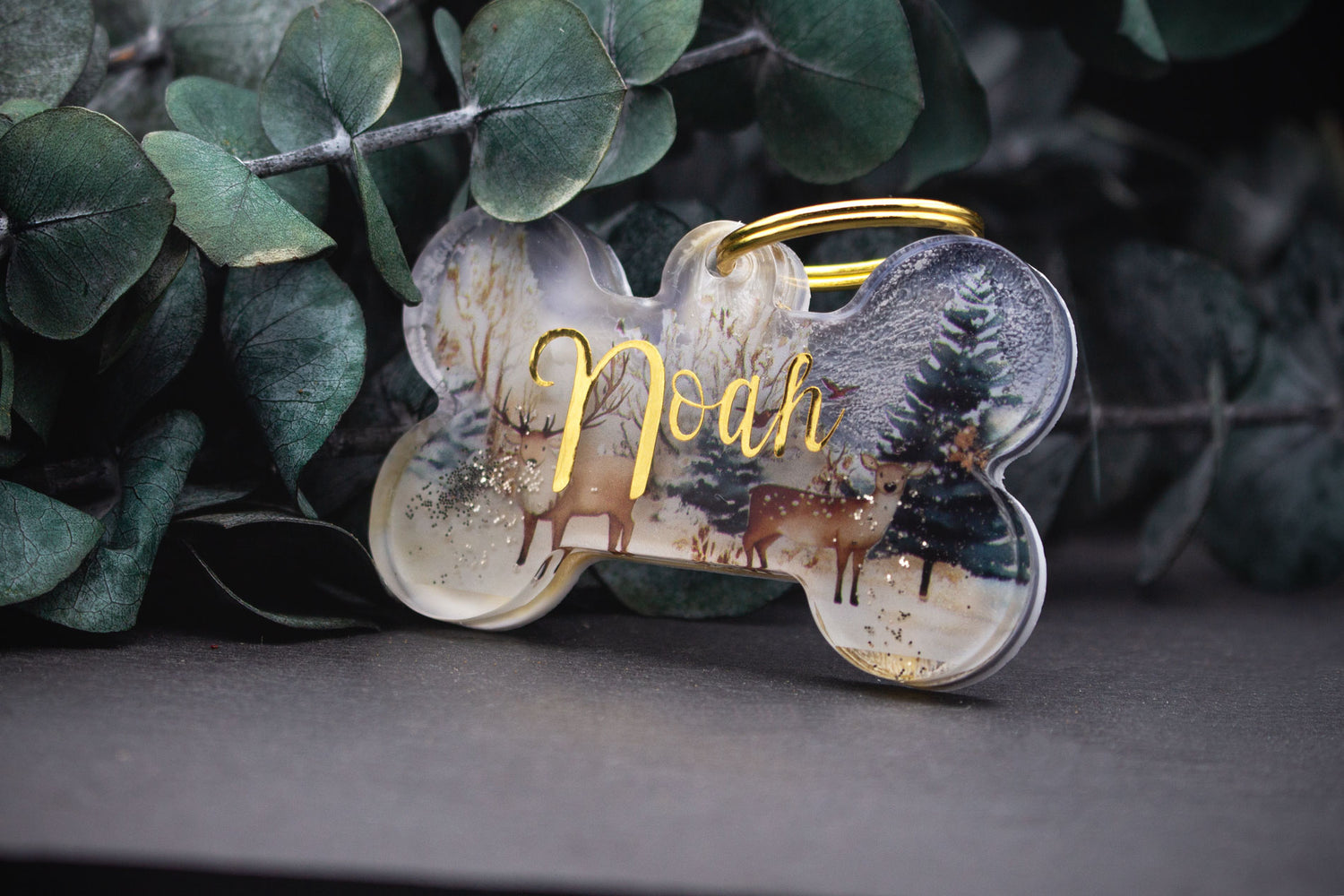 Hundemarke im Knochen-Design mit Waldmotiv, Resin, Rehe und Hirsche, veredelt mit Goldglitzer