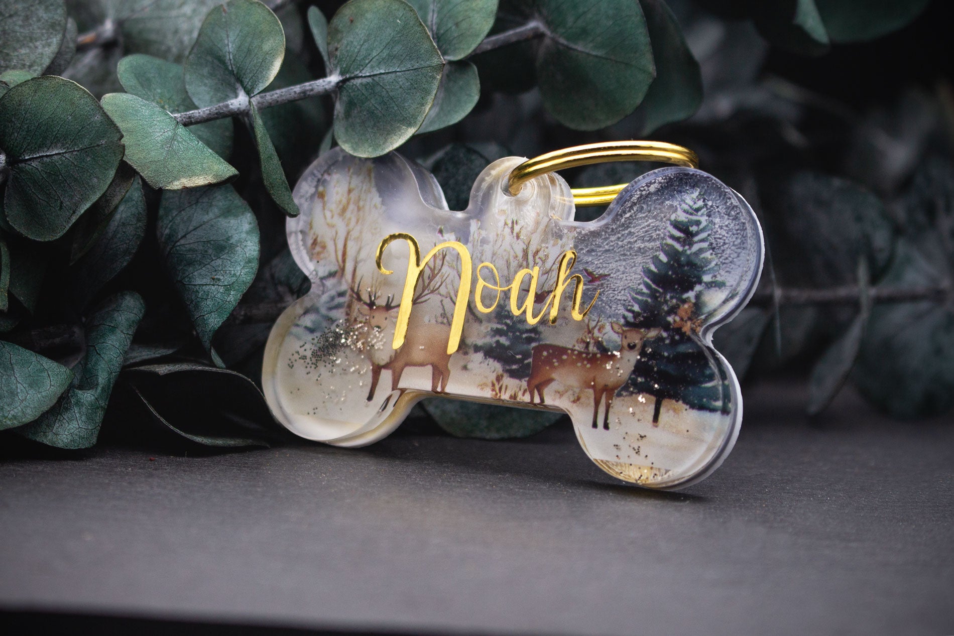 Hundemarke im Knochen-Design mit Waldmotiv, Resin, Rehe und Hirsche, veredelt mit Goldglitzer