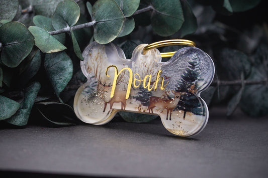 Hundemarke im Knochen-Design mit Waldmotiv, Resin, Rehe und Hirsche, veredelt mit Goldglitzer
