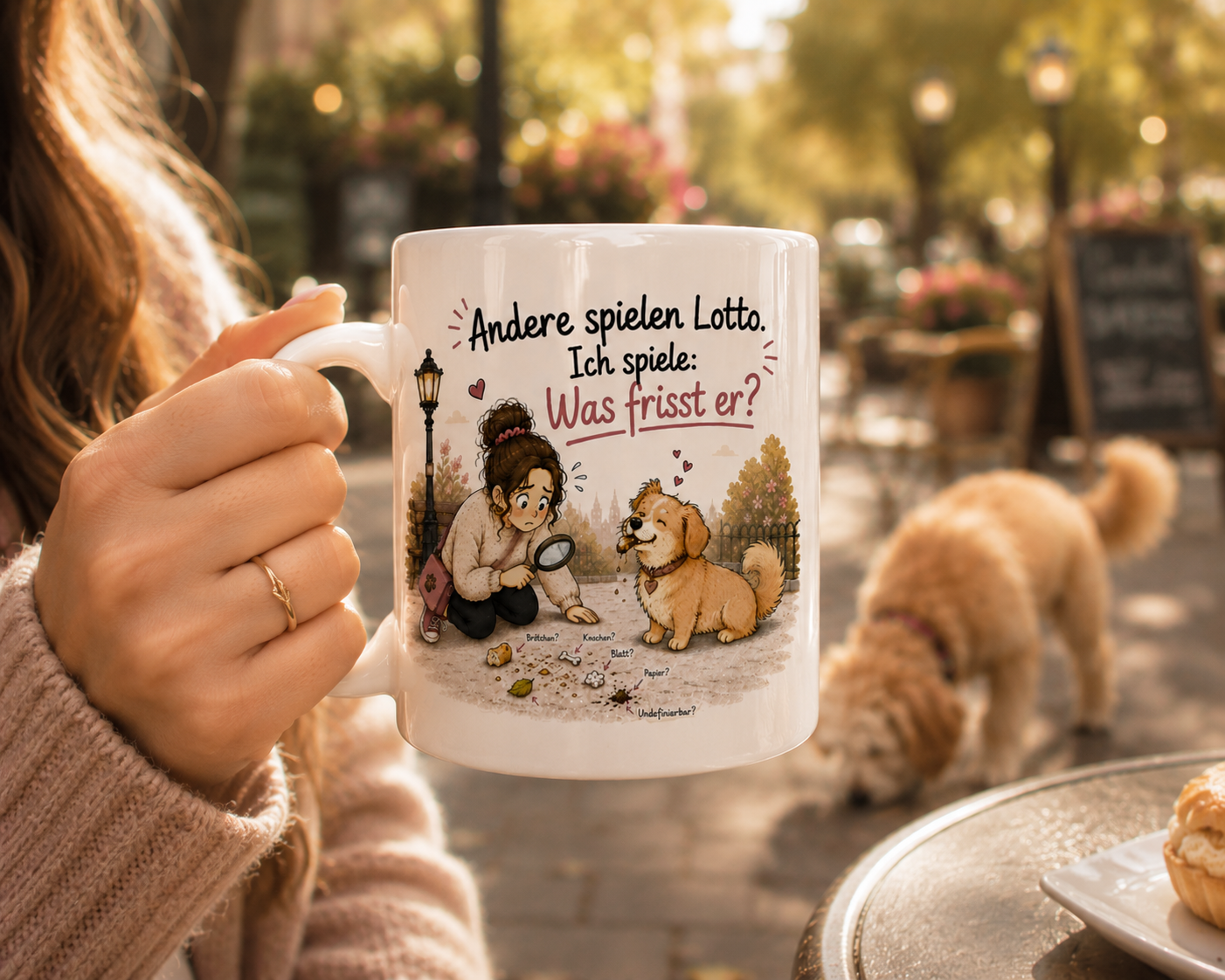 Hundetasse mit humorvollem Spruch über Hunde, die unterwegs alles fressen, originelles Hundegeschenk
