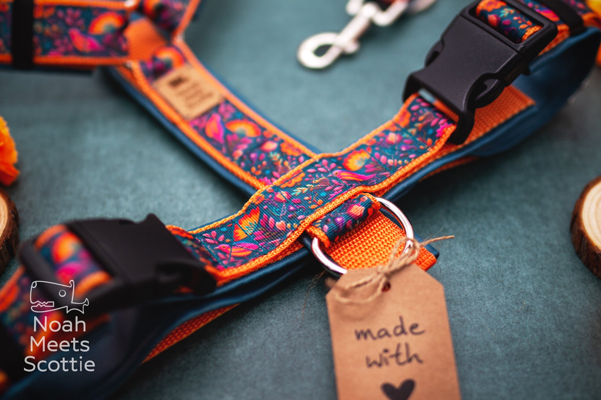Nahaufnahme des Hundegeschirrs Iris mit bunten Vögeln, Blumen und detailreichem Folklore-Muster.