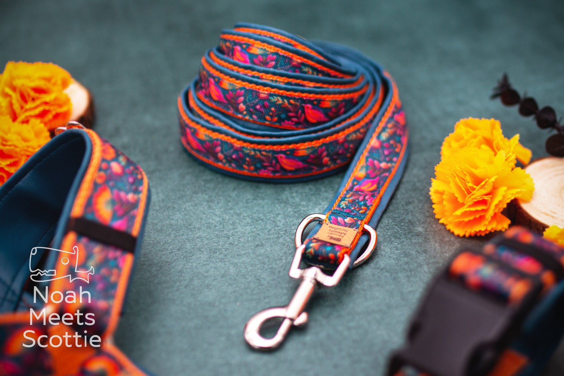 Hundegeschirr Iris mit passender Hundeleine im gleichen Folklore-Design.