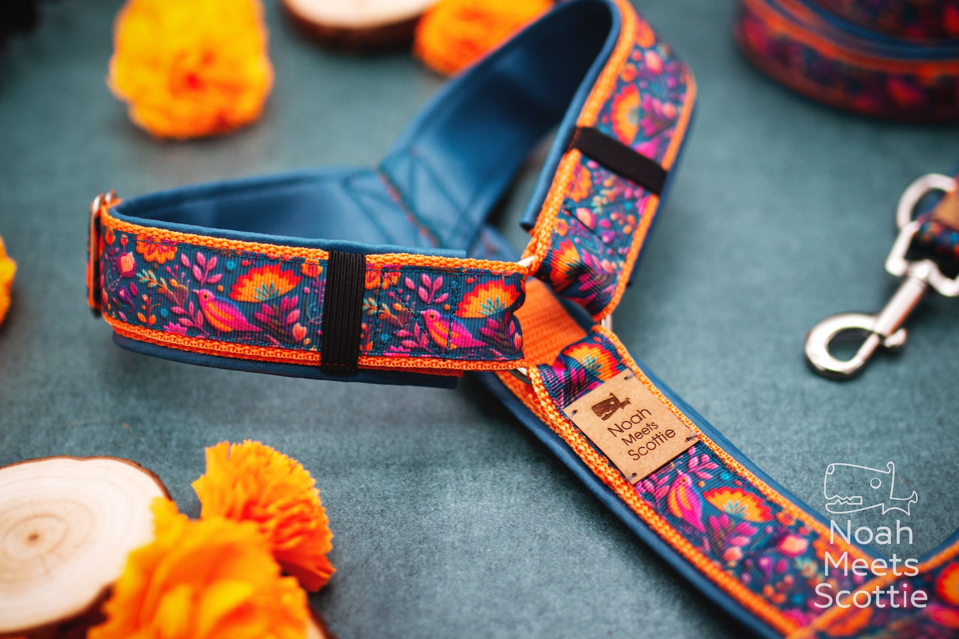 Hundegeschirr Iris mit passender Hundeleine im gleichen Folklore-Design.