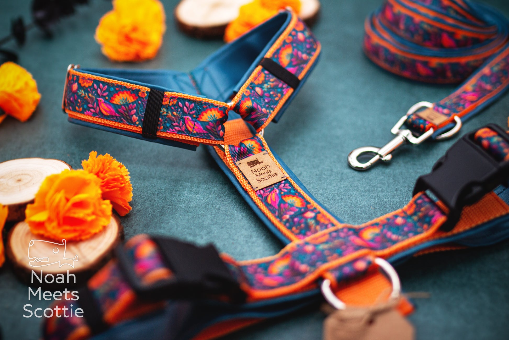 Detailansicht des Folklore-Musters mit bunten Vögeln und floralen Elementen.