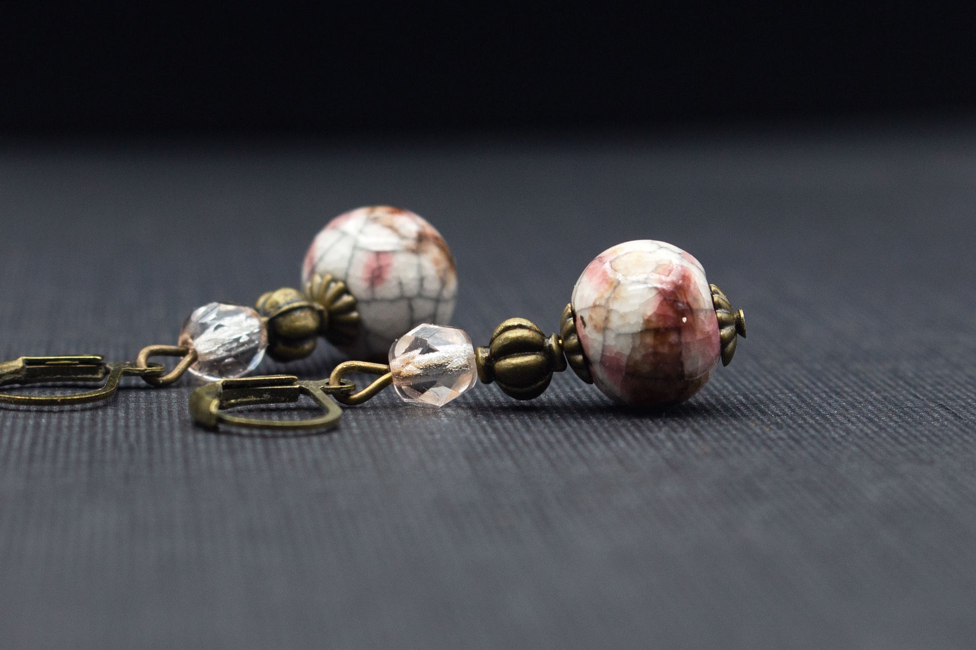Ohrringe Keramik Rosa Weiß – eleganter Vintage Ohrschmuck mit Glasperlen