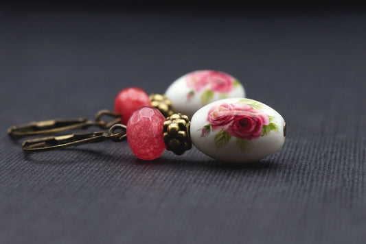 Keramik Ohrringe Rosen Weiß Rosa – romantische Perlenohrringe mit Fuchsia Glasperlen