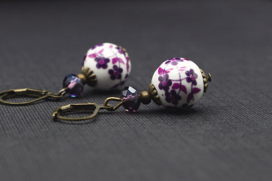 Lila Kirschblüten-Ohrringe mit weißen Keramikperlen – romantischer Vintage-Schmuck