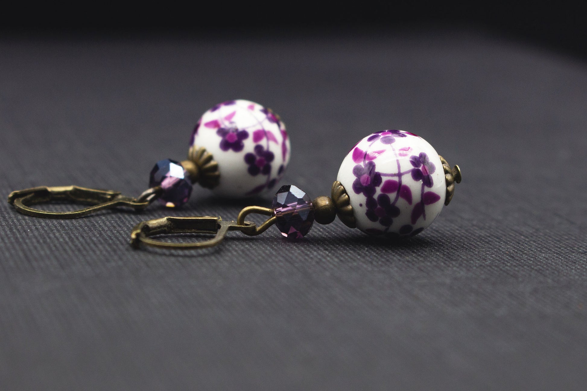 Vintage-Ohrringe mit lila Kirschblüten auf weißen Keramikperlen und violetten Glasperlen