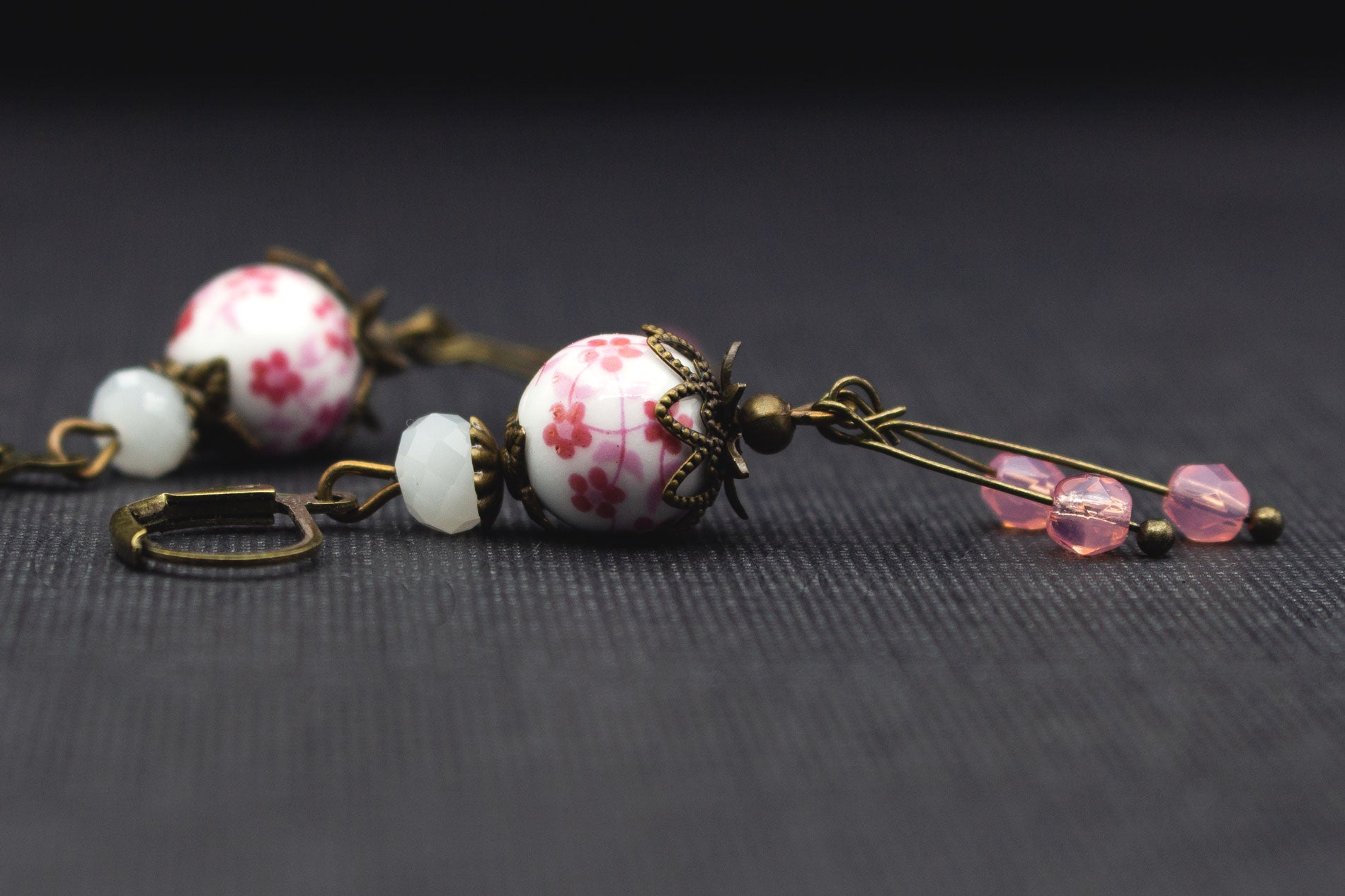 Romantische Kirschblüten Ohrringe in Rosa und Weiß mit altrosa Glasperlen