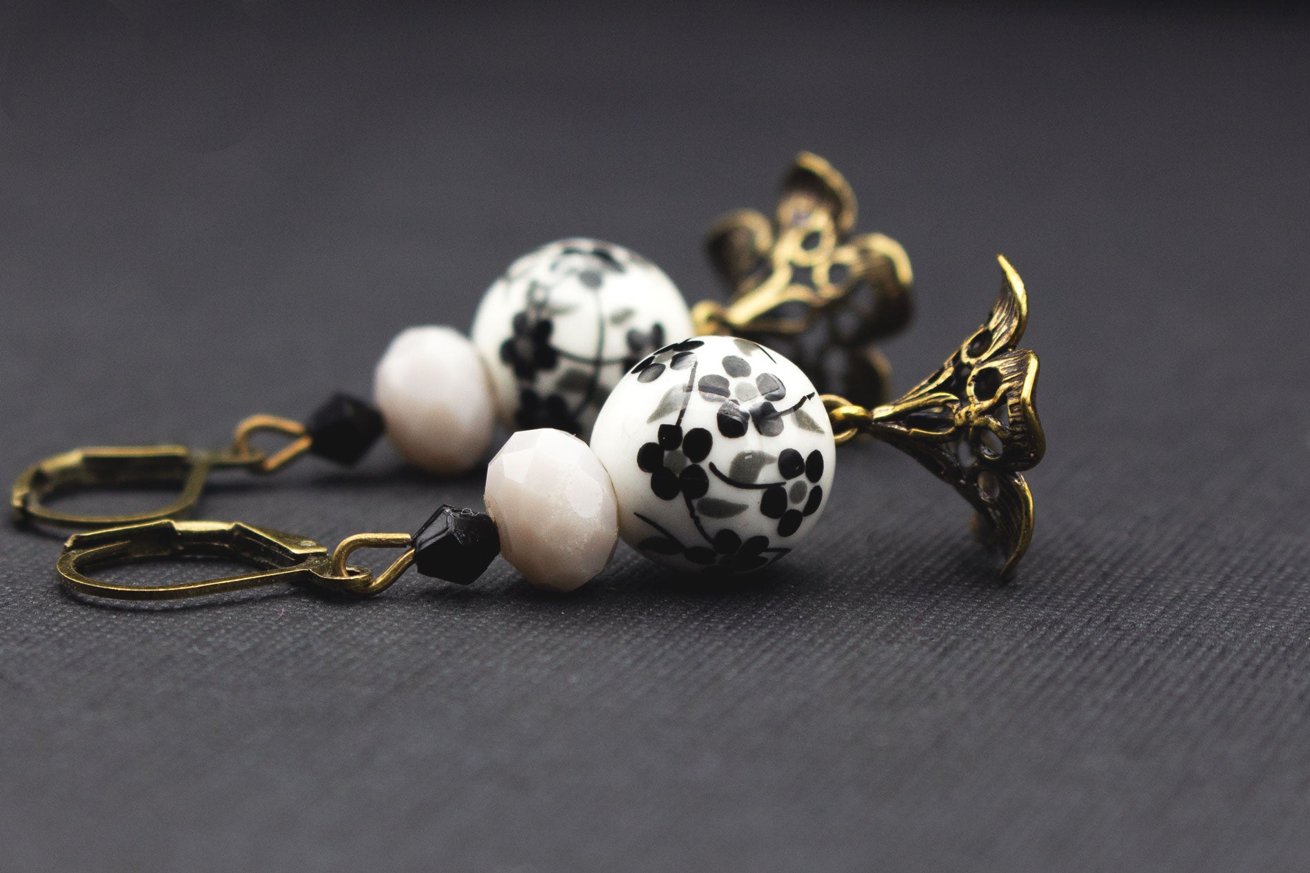 Romantische Kirschblüten Ohrringe mit Glockenblumen, Perlen in Creme und Schwarz