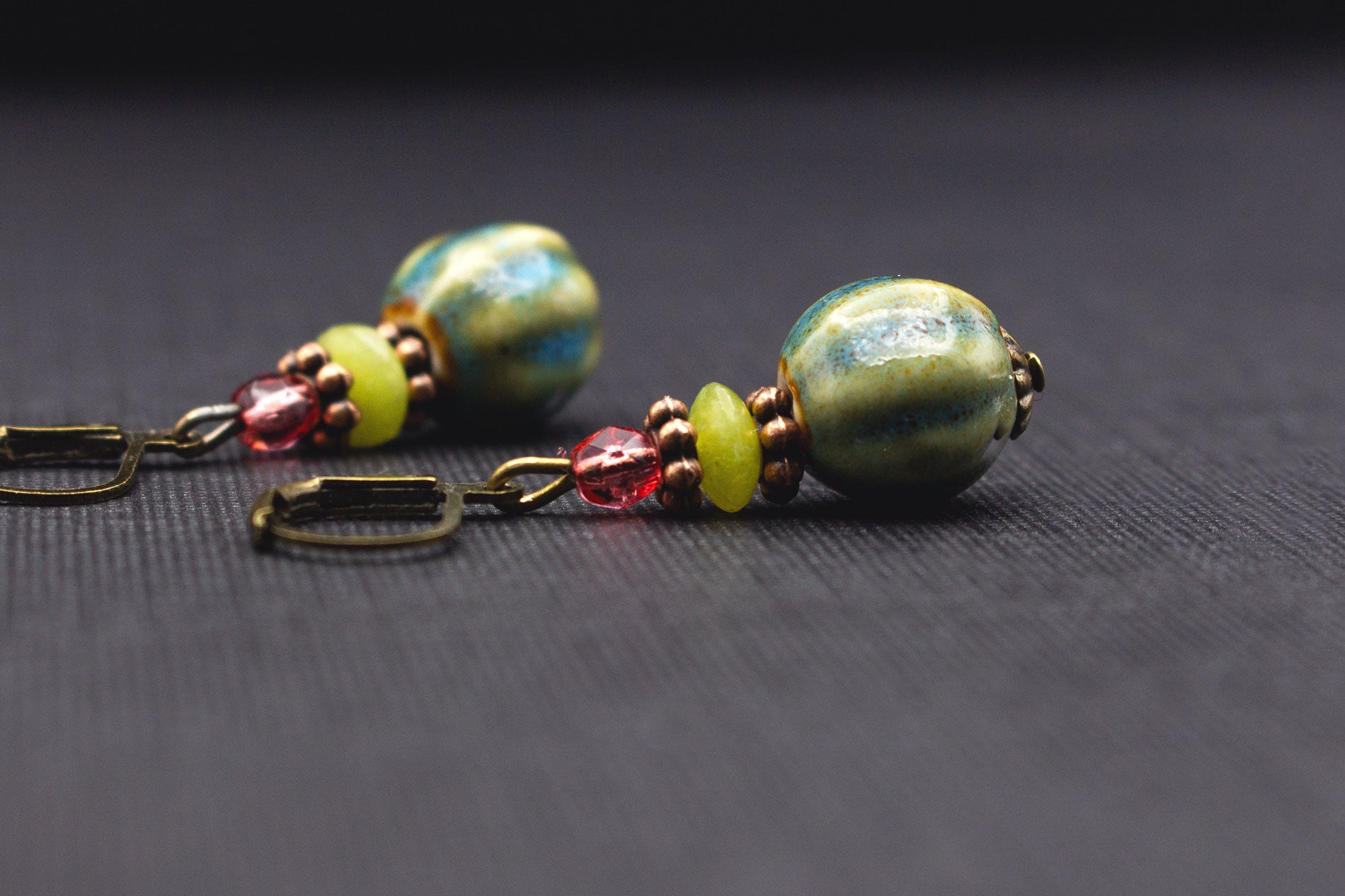 Kürbis-Ohrringe mit türkisen und senfgelben Keramikperlen – Boho Schmuck