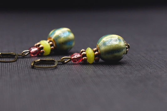 Kürbis-Ohrringe mit türkisen und senfgelben Keramikperlen – Boho Schmuck
