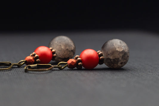 Lava Ohrringe Grau Rot mit Glasperlen – auffälliger Schmuck inspiriert von Feuer und Natur