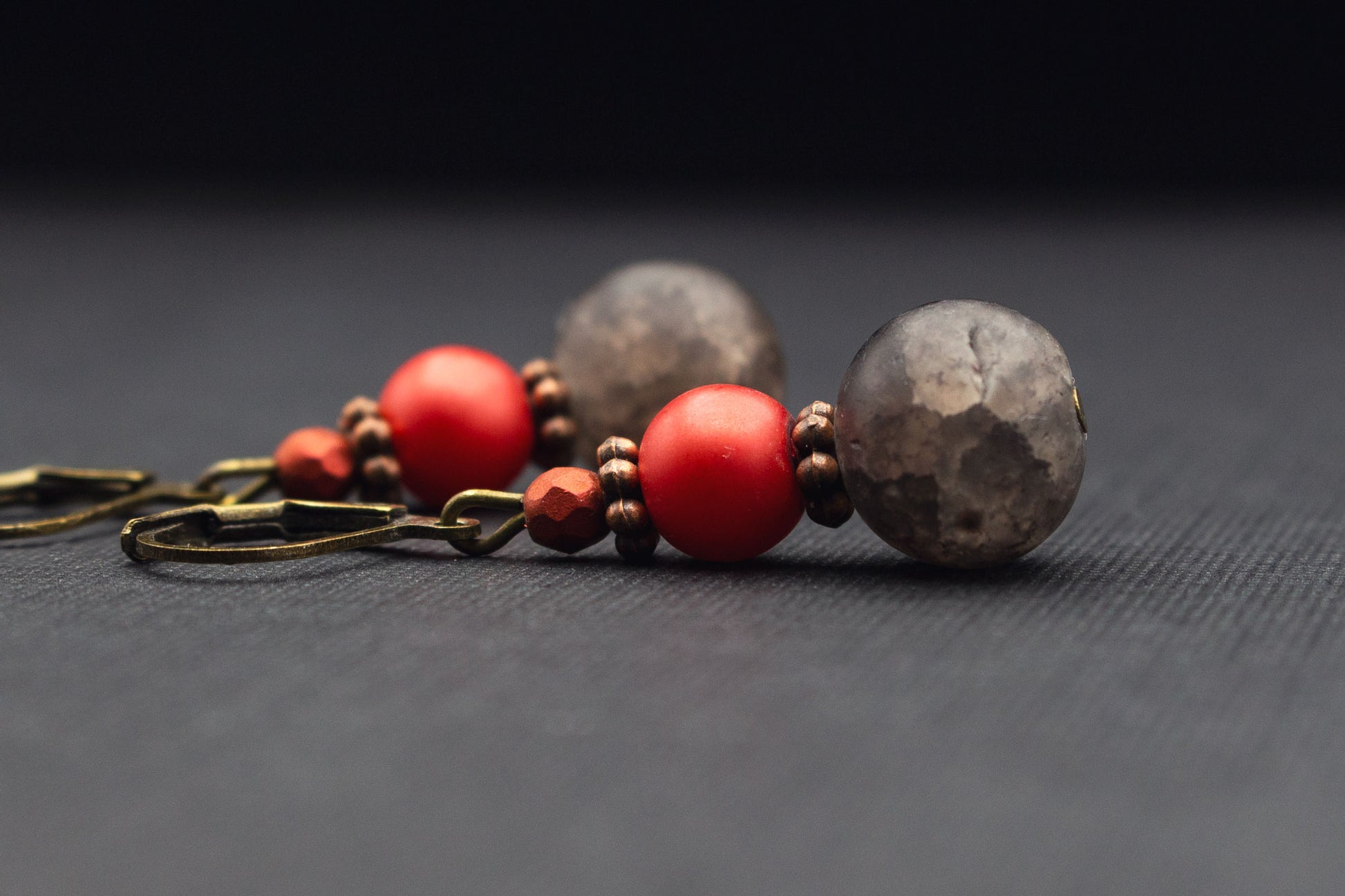 Lava Ohrringe Grau Rot – stilvoller Schmuck mit Perlen im Vulkan Design, Geschenk für Frauen