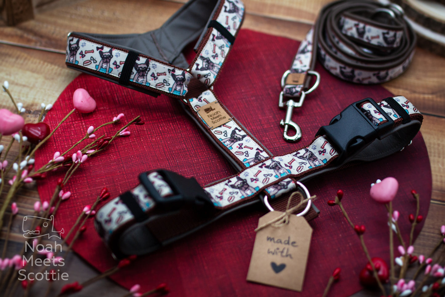 Brustgeschirr für Hunde mit Frenchie Muster, Herzbrille und romantischen Details in Rosa, Braun und Creme