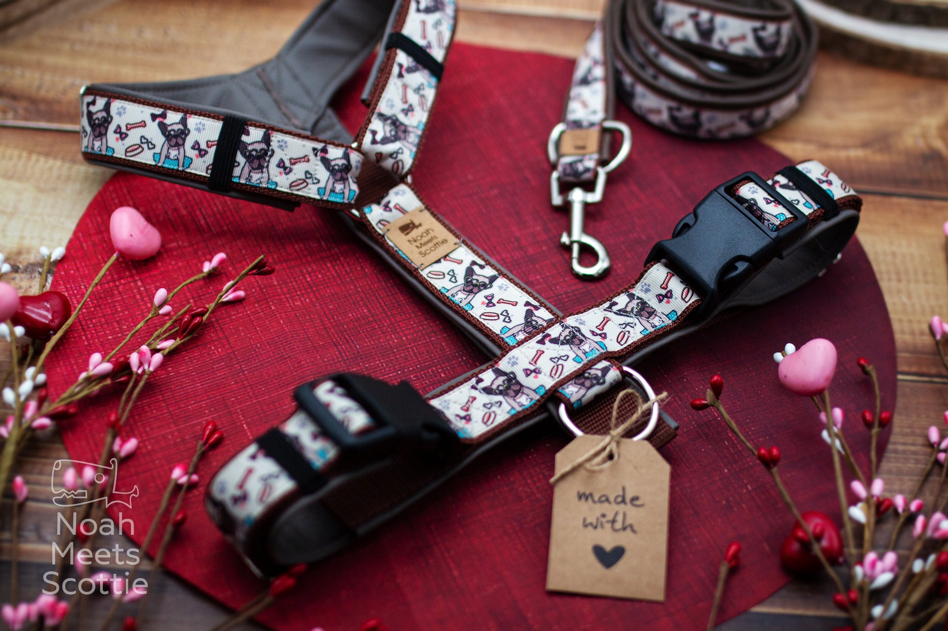 Hundegeschirr mit Französische Bulldogge Motiv, Herzbrillen und kleinen Herzen, liebevolles Frenchie Design