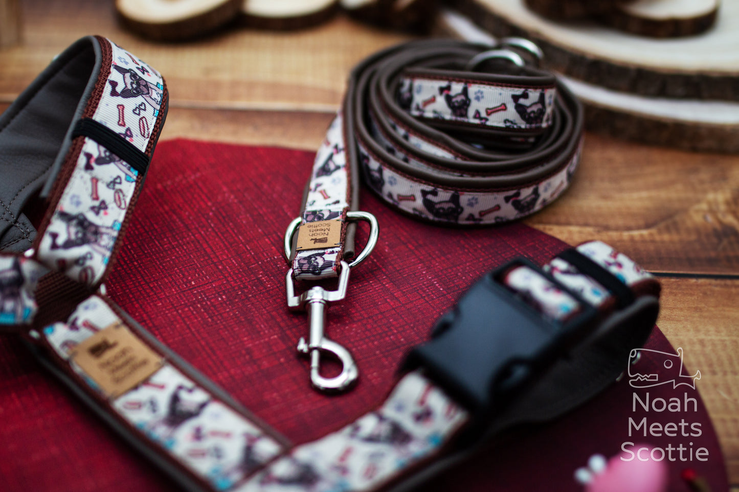 Frenchie Hundegeschirr mit Herzbrille, Bulldoggen Muster und liebevollem Design in warmen Farben