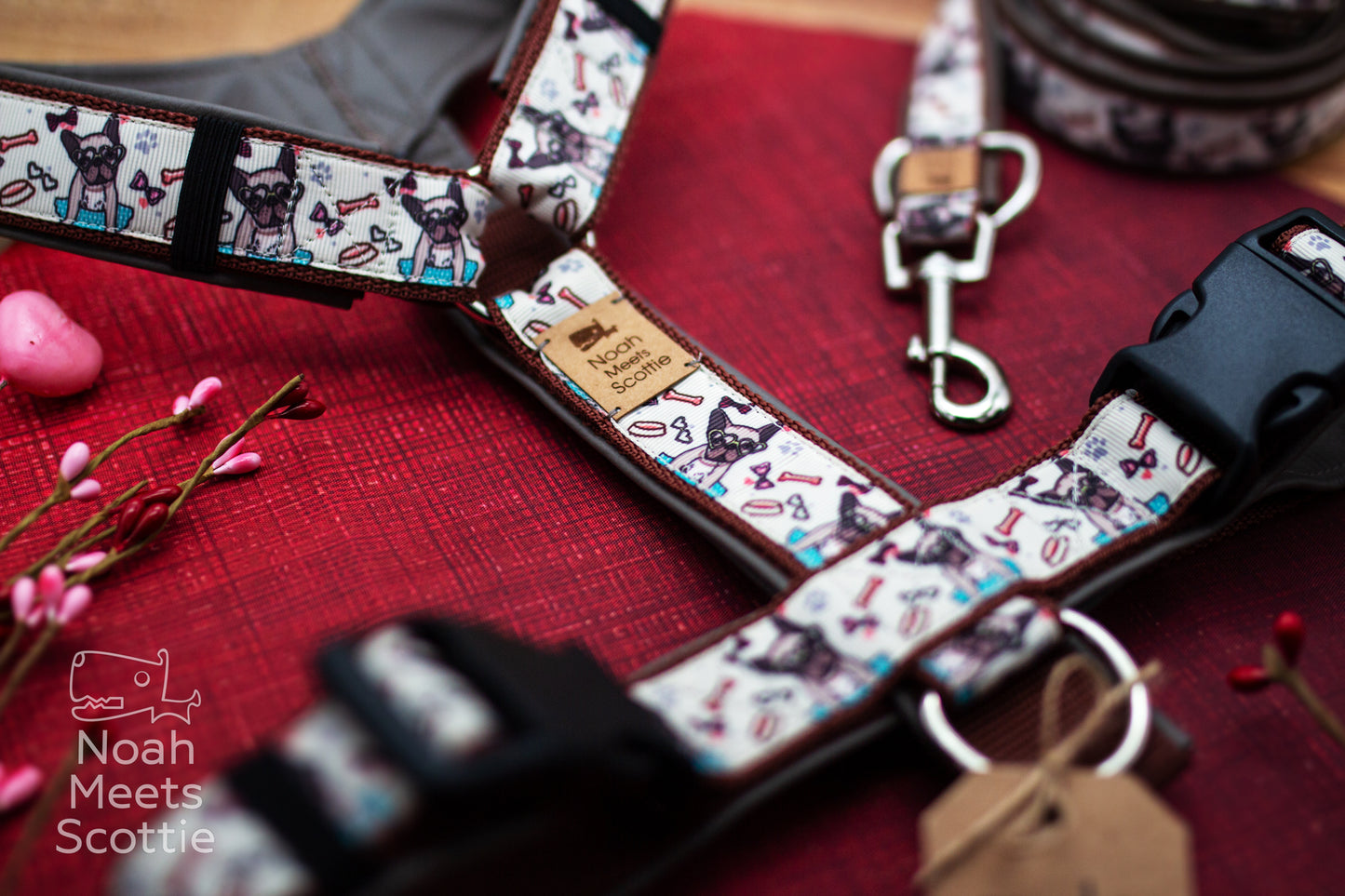 Hundegeschirr LOVEBUG mit Französischen Bulldoggen und Herzbrillen, verspieltes Frenchie Muster in Rosa und Creme