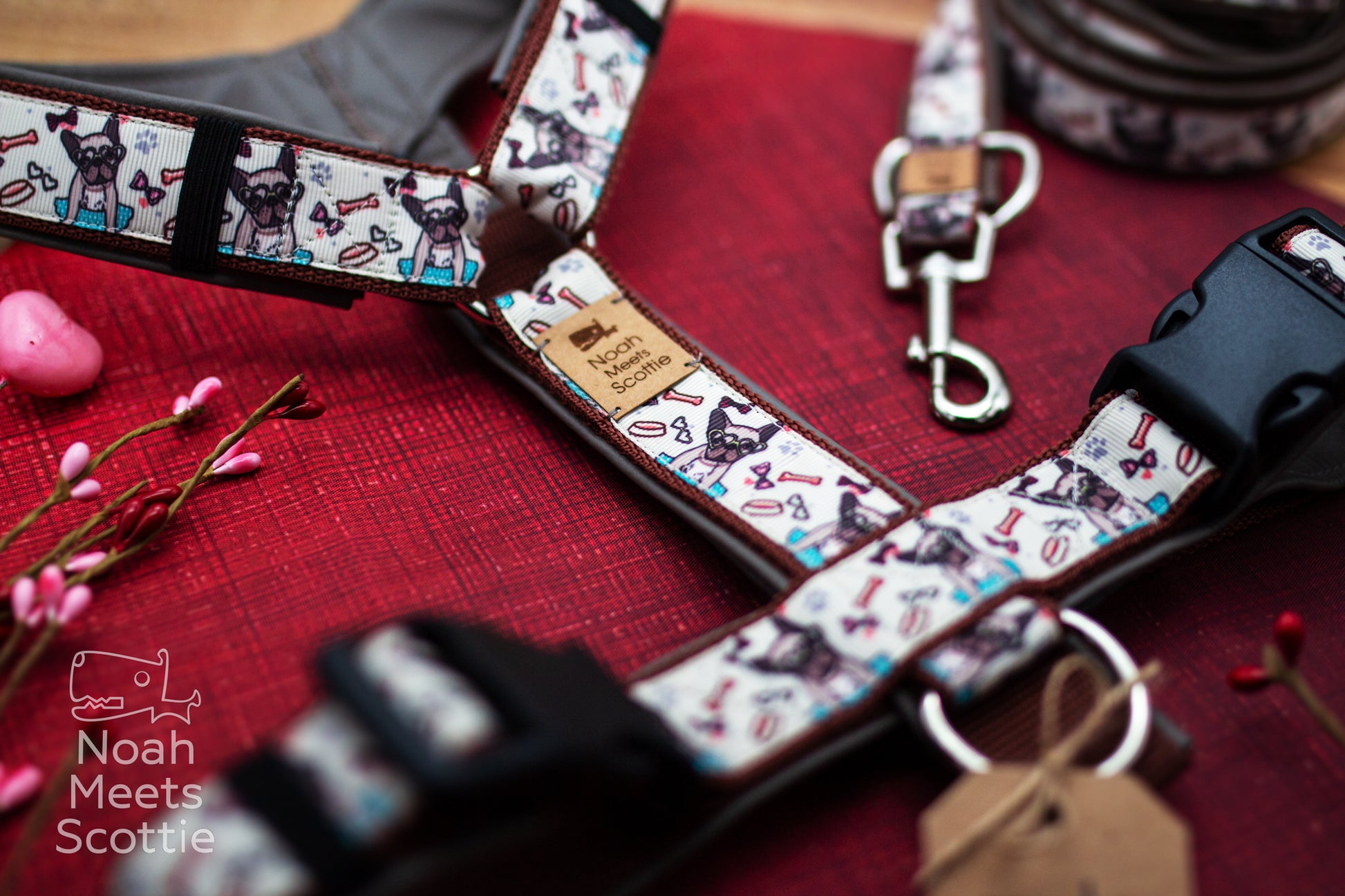 Hundegeschirr LOVEBUG mit Französischen Bulldoggen und Herzbrillen, verspieltes Frenchie Muster in Rosa und Creme