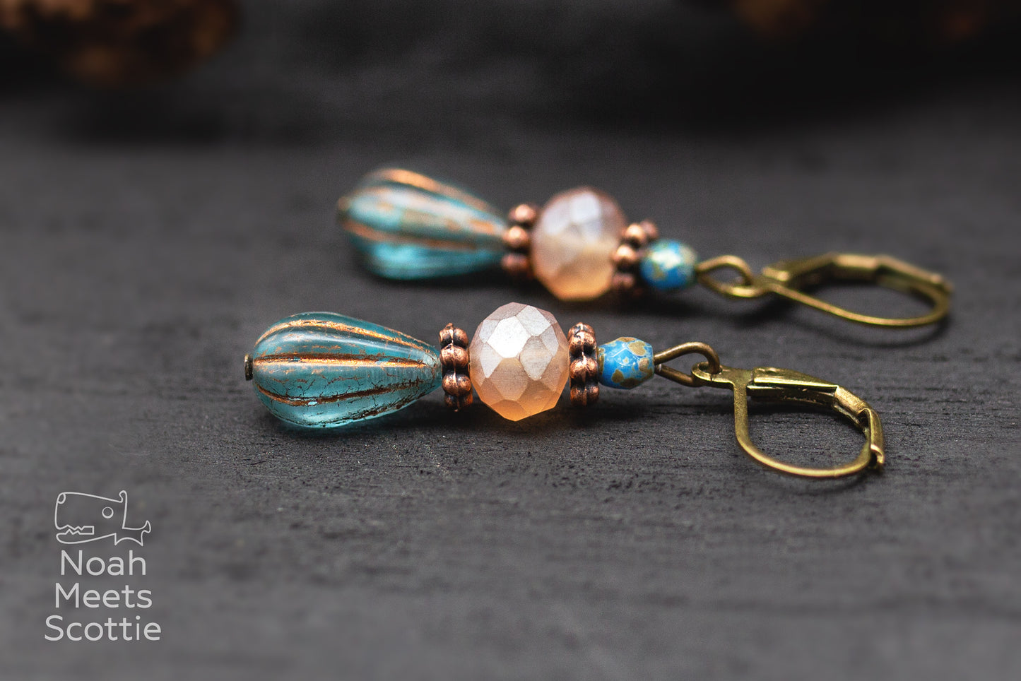 Vintage Ohrringe in Türkis mit Glasperlen und bronzefarbenen Details, Sommerohrringe