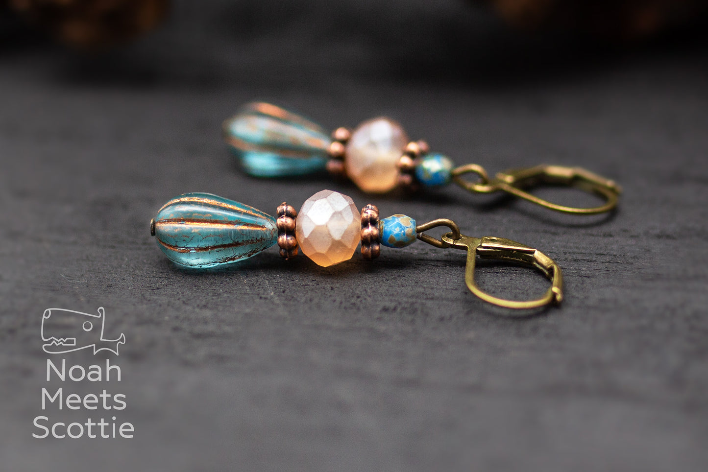 Vintage Ohrringe in Türkis mit Glasperlen und bronzefarbenen Details, Sommerohrringe