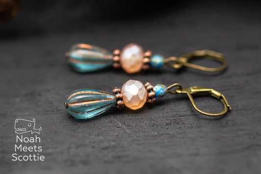 Vintage Ohrringe in Türkis mit Glasperlen und bronzefarbenen Details, Sommerohrringe