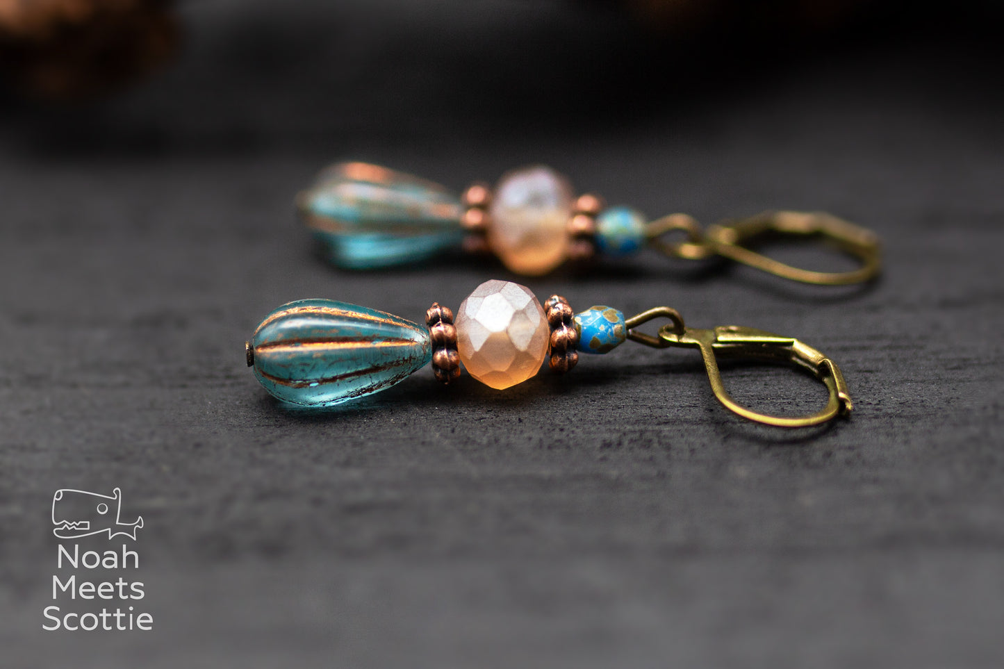 Vintage Ohrringe in Türkis mit Glasperlen und bronzefarbenen Details, Sommerohrringe