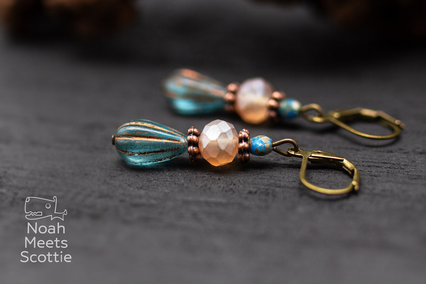Vintage Ohrringe in Türkis mit Glasperlen und bronzefarbenen Details, Sommerohrringe