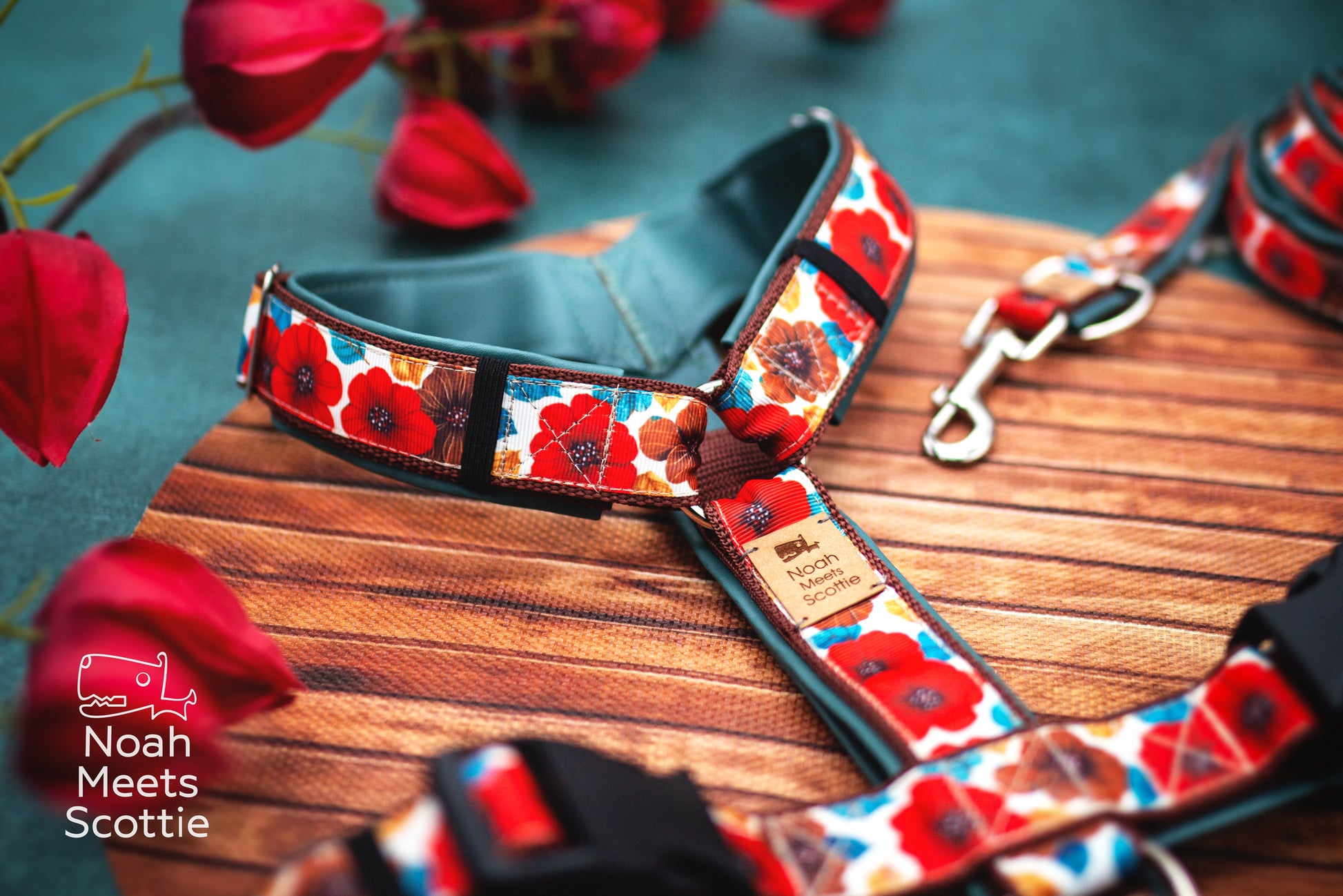 Rotes Hundegeschirr mit Mohnblumen und salbeigrünem Kunstleder im floralen Design Ruby Tuesday