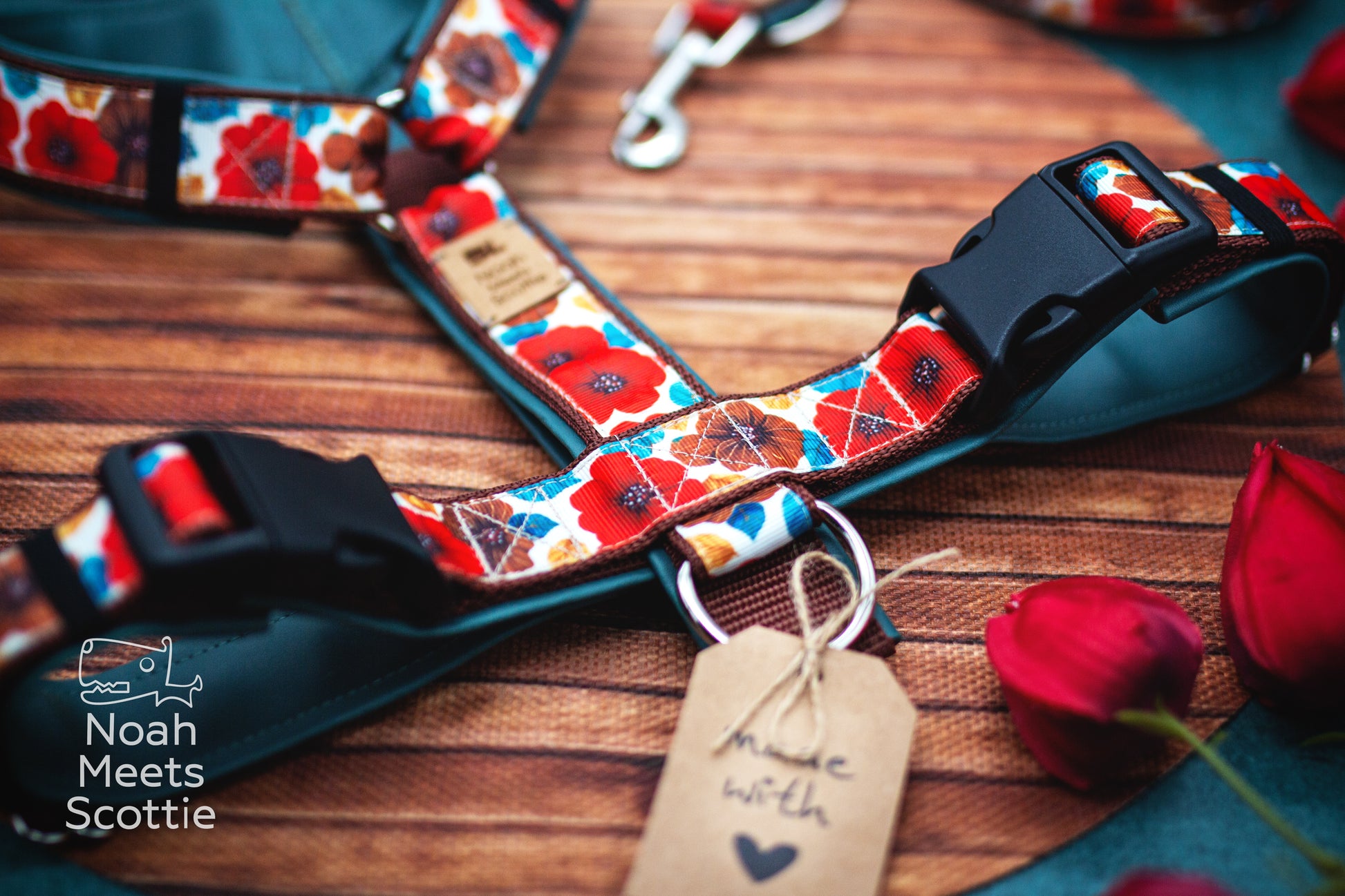 Mohnblumen Hundegeschirr Ruby Tuesday mit großen roten Blüten und floralen Details in Braun und Petrol