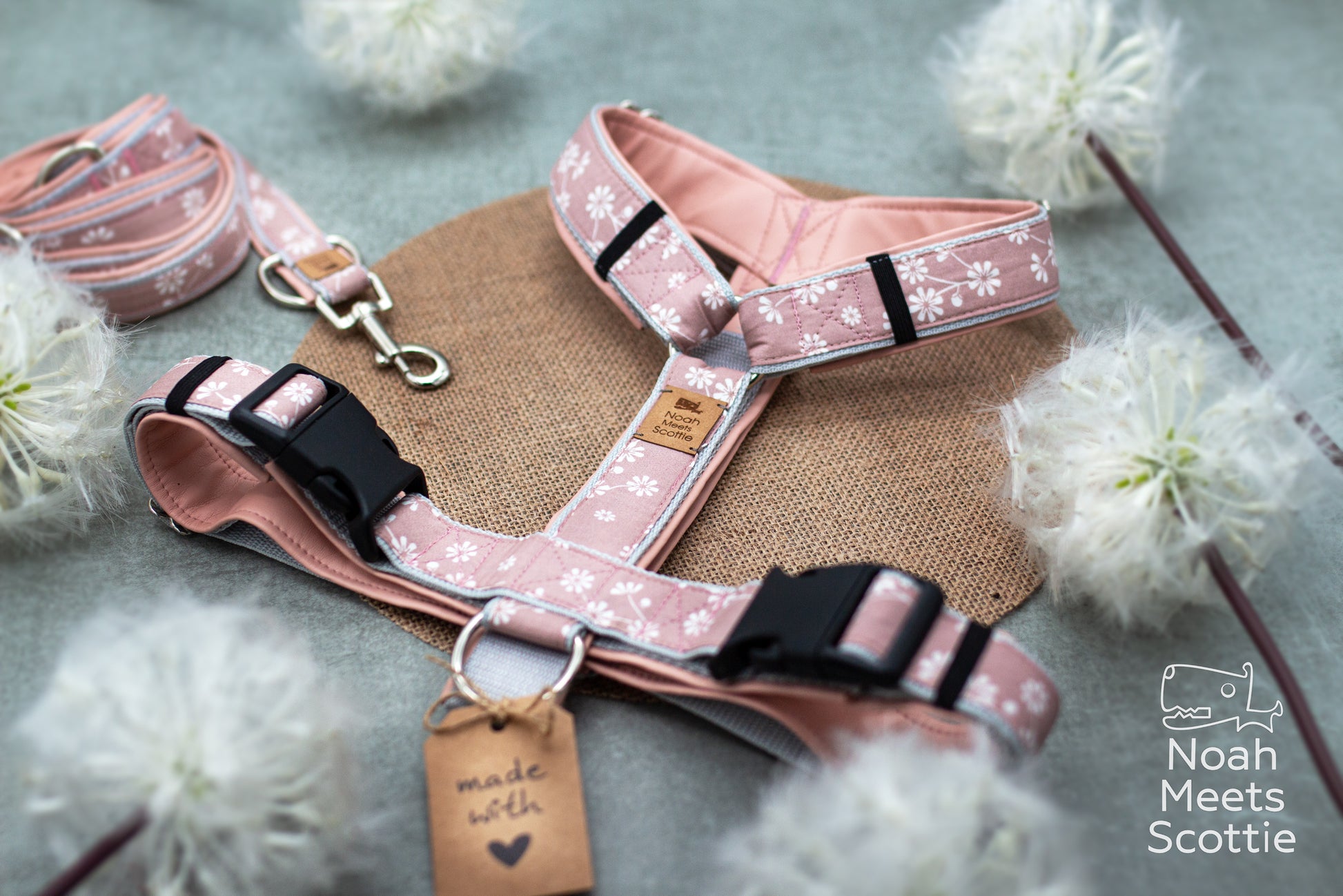 Verstellbares Hundegeschirr mit Gänseblümchen, altrosa Gurtband und silberfarbenen Metallbeschlägen.