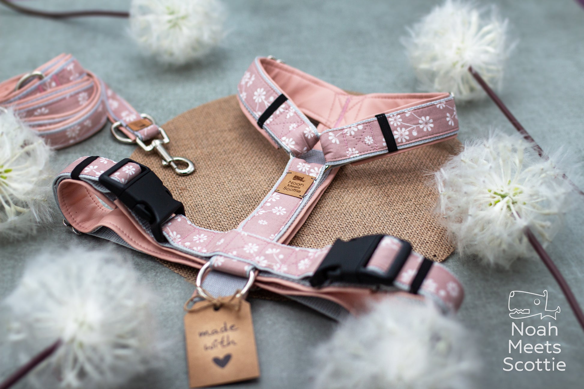Detailansicht des Gänseblümchenmusters auf rosa Stoff mit rosafarbener Kunstlederpolsterung.