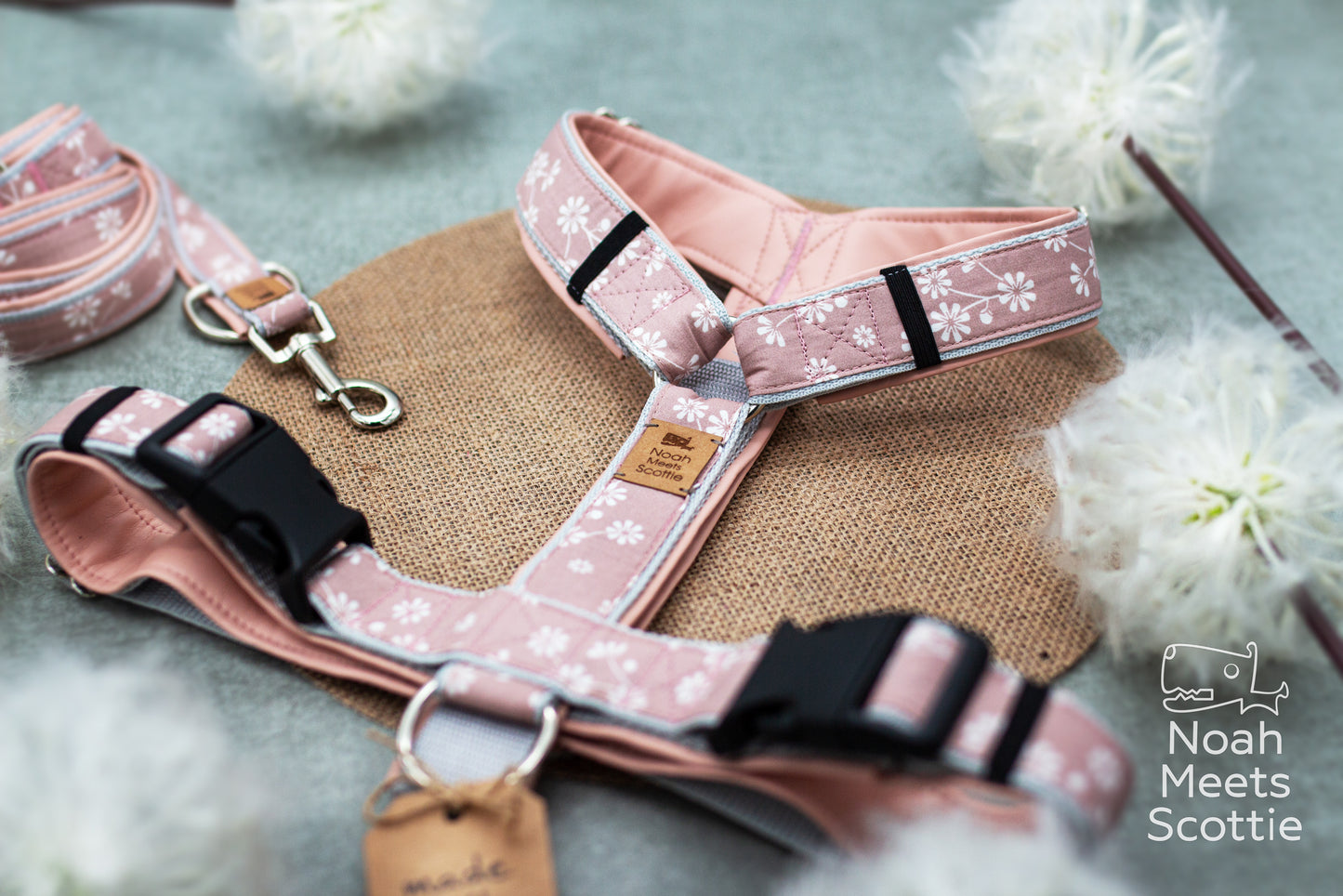 Nahaufnahme des rosa Stoffes mit kleinen weißen Gänseblümchen und rosafarbener Kunstlederpolsterung.