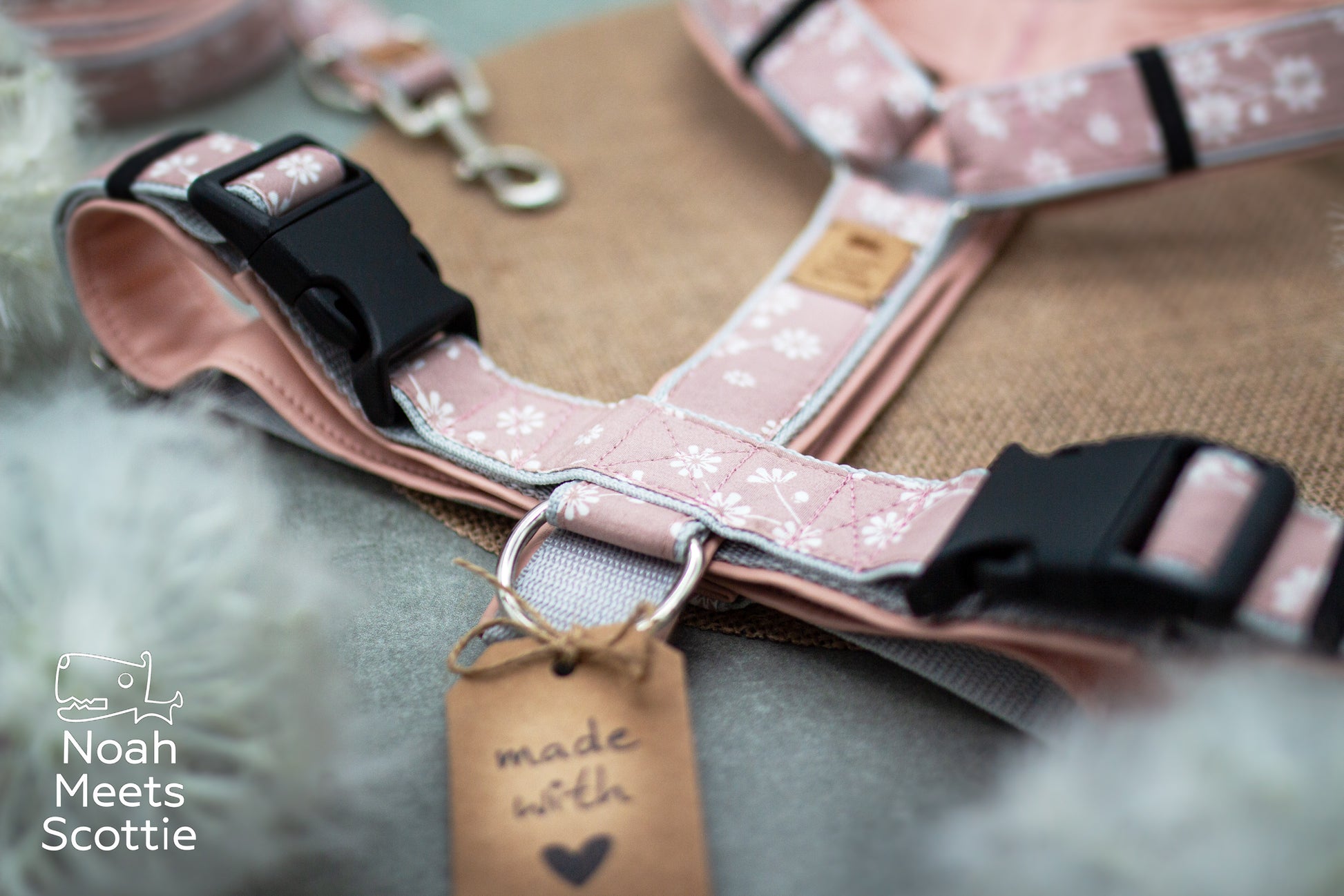 Hundegeschirr Nelle in Rosa mit weißen Gänseblümchen, altrosa Gurtband und rosafarbener Kunstlederpolsterung.