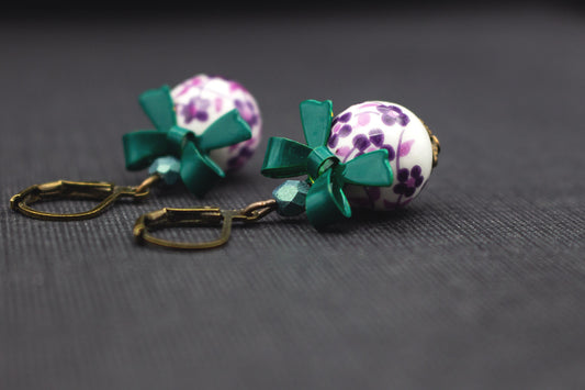 Ohrhänger mit Keramikperlen Kirschblüten Lila – romantischer Schmuck mit Glasperle