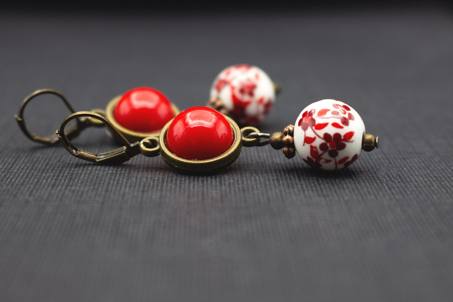 Ohrhänger mit Keramikperlen Kirschblüten Rot – romantischer Schmuck mit Cabochon